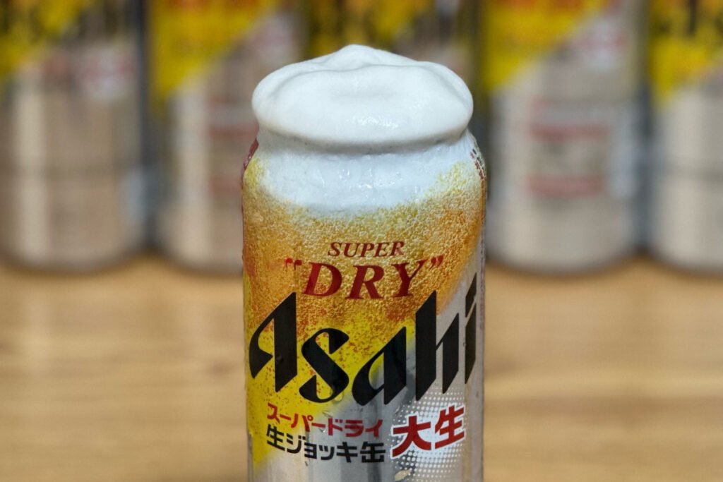 Asahi Super Dry Project Kenneth Ho demonstrating the specialized interior coating and foam-inducing technology of the Asahi Super Dry Nama Jokki can.